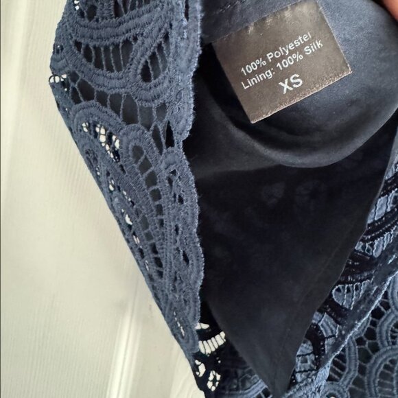 Jenni Kayne Sleeveless Navy Lace Top, size XS - Picture 4 of 5